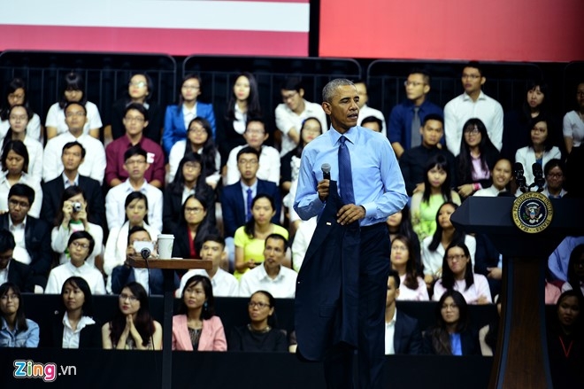 Obama coi ao vest, xan tay ao tro chuyen cung ban tre Viet hinh anh 5
