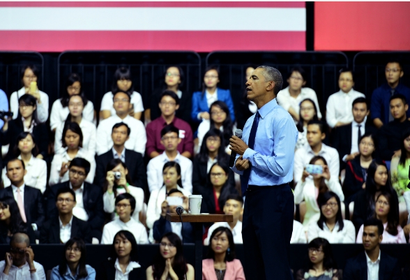 Obama coi ao vest, xan tay ao tro chuyen cung ban tre Viet hinh anh 6