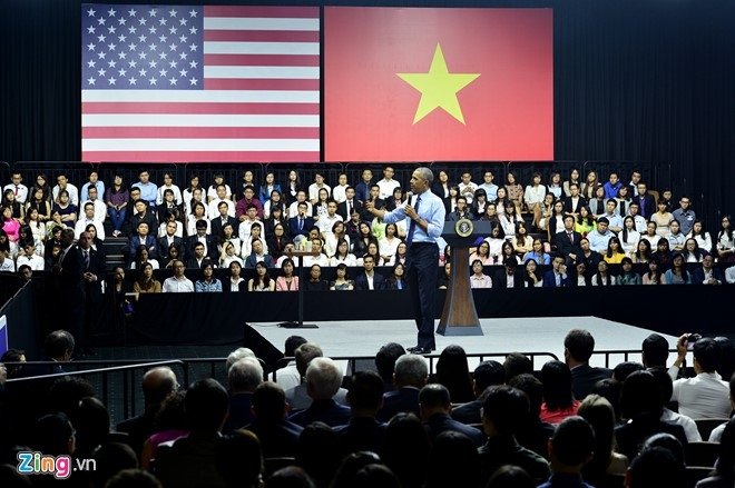 Obama coi ao vest, xan tay ao tro chuyen cung ban tre Viet hinh anh 7