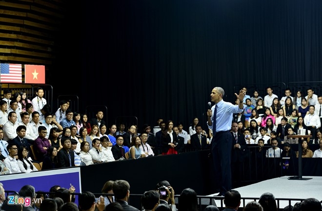 Obama coi ao vest, xan tay ao tro chuyen cung ban tre Viet hinh anh 8