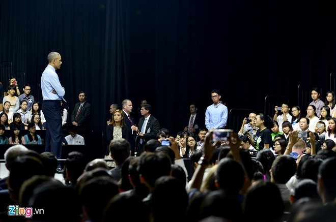 Obama coi ao vest, xan tay ao tro chuyen cung ban tre Viet hinh anh 9