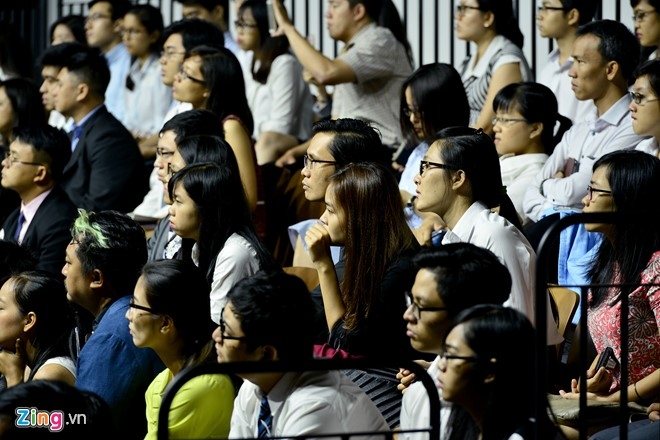 Obama coi ao vest, xan tay ao tro chuyen cung ban tre Viet hinh anh 10
