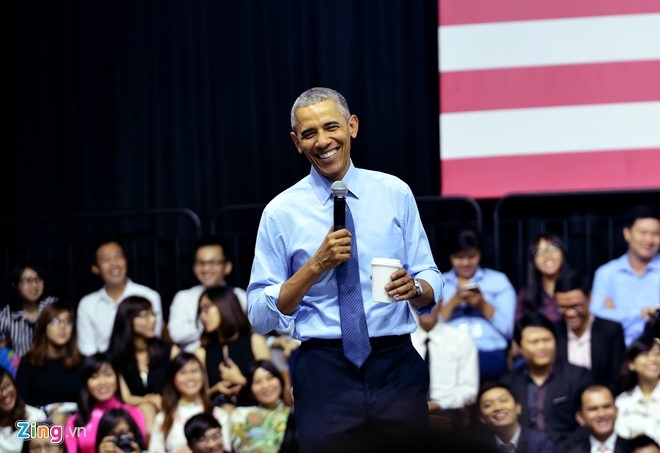 Obama coi ao vest, xan tay ao tro chuyen cung ban tre Viet hinh anh 11