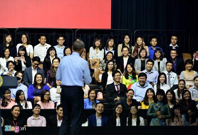 Obama coi ao vest, xan tay ao tro chuyen cung ban tre Viet hinh anh 12