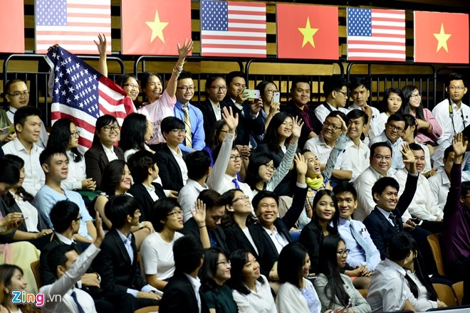 Obama coi ao vest, xan tay ao tro chuyen cung ban tre Viet hinh anh 13