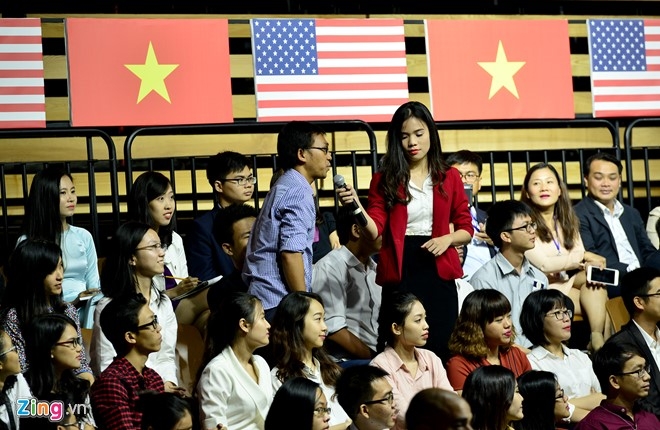 Obama coi ao vest, xan tay ao tro chuyen cung ban tre Viet hinh anh 14