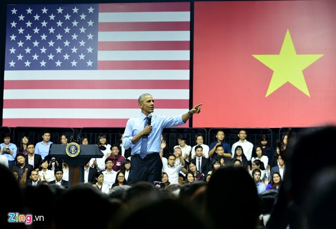 Obama coi ao vest, xan tay ao tro chuyen cung ban tre Viet hinh anh 15