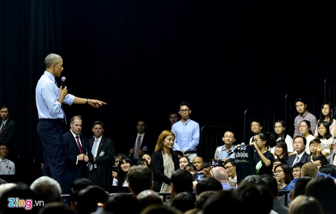 Obama coi ao vest, xan tay ao tro chuyen cung ban tre Viet hinh anh 16