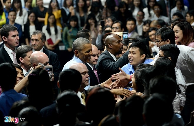 Obama coi ao vest, xan tay ao tro chuyen cung ban tre Viet hinh anh 17