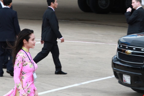 Profile của cô gái xinh đẹp tặng hoa sen cho Tổng thống Obama tại Tân Sơn Nhất - Ảnh 2.
