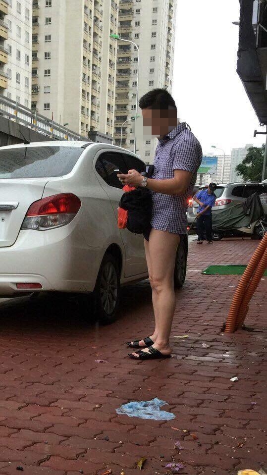Vừa bi vừa hài cảnh người đàn ông lột quần lội nước - Ảnh 1.