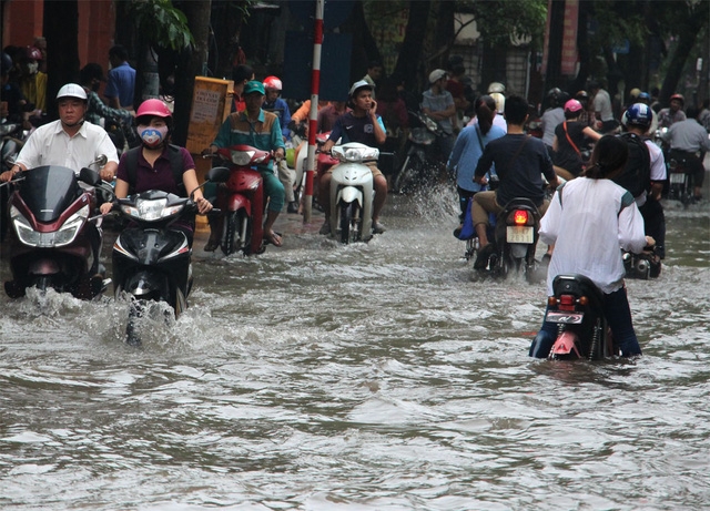 Dòng người lội xe bì bõm trên đường Vũ Trọng Phụng