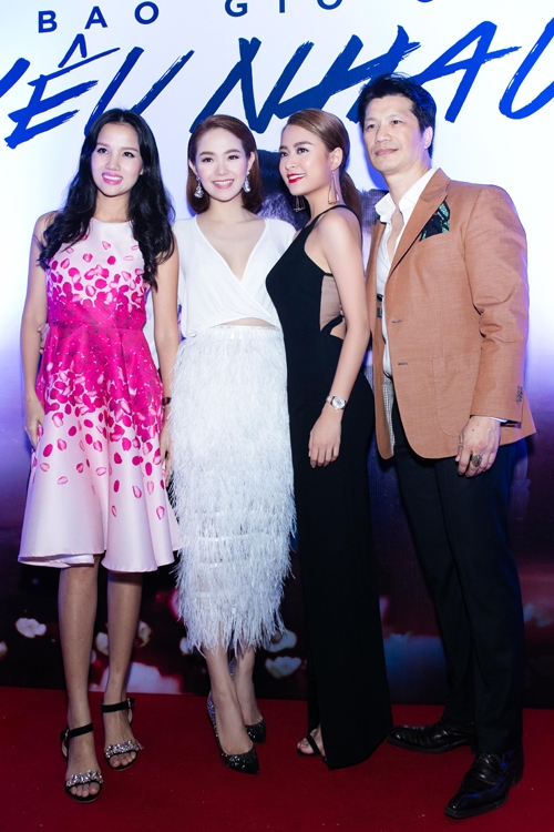 hoang-thuy-linh-khoe-lung-tran-ben-ban-than-minh-hang-4