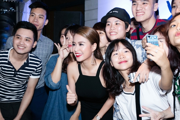 hoang-thuy-linh-khoe-lung-tran-ben-ban-than-minh-hang-6