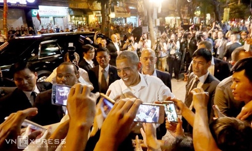 nghi-si-my-ke-ve-chuyen-bay-dai-nhat-den-viet-nam-cua-obama