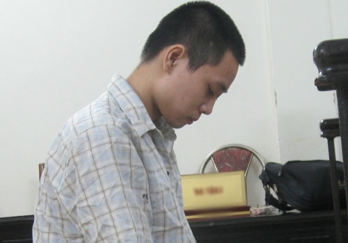 nam-sinh-dam-dao-duoi-nguoi-tinh-cua-me-ra-khoi-nha