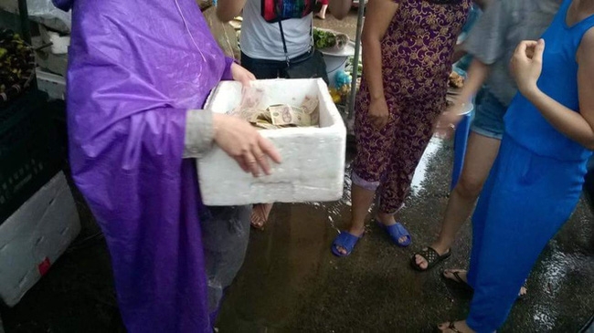 Người dân khóc lớn khi thấy thi thể cháu bé nằm giữa trời mưa - Ảnh 2.