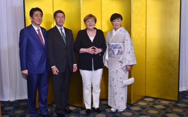  Thủ tướng Đức Angela Merkel và phu quân Joachim Sauer cùng vợ chồng Thủ tướng Nhật Shinzo Abe tại G7 (Ảnh: AP) 