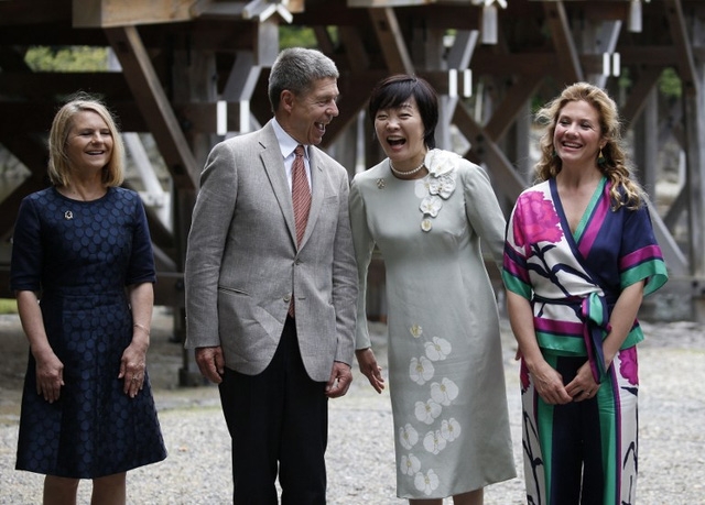  Giáo sư Joachim Sauer trò chuyện với phu nhân các lãnh đạo G7 tại Nhật Bản (Ảnh: AFP) 