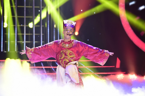hoa-minzy-hat-cai-luong-khien-giam-khao-duc-huy-soc-5