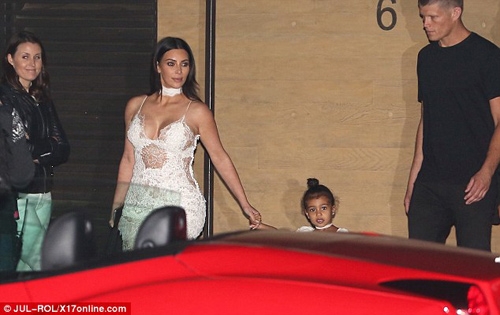 Kim Kardashian lại gây 