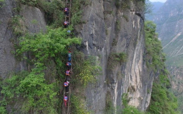 ​Rùng mình học sinh Trung Quốc leo vách đá 800m đi học 