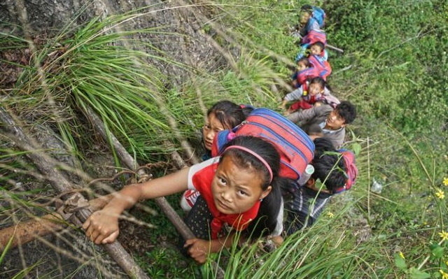 ​Rùng mình học sinh Trung Quốc leo vách đá 800m đi học 