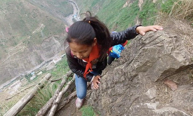 ​Rùng mình học sinh Trung Quốc leo vách đá 800m đi học 