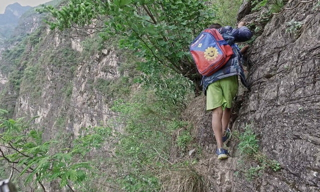 ​Rùng mình học sinh Trung Quốc leo vách đá 800m đi học 