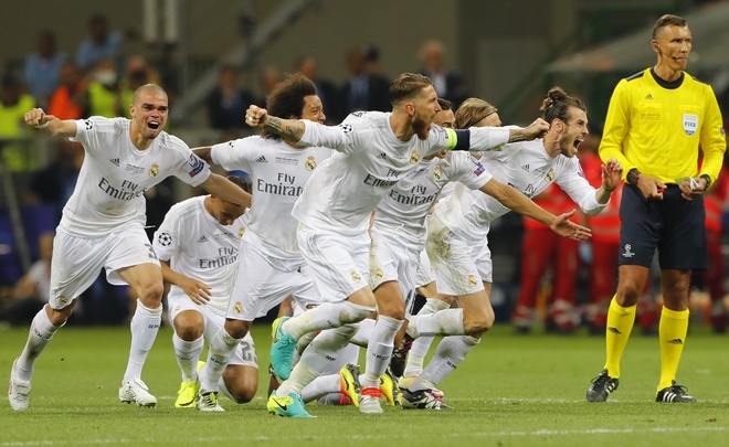 Zidane được tung hô, Ronaldo tạo dáng mừng chiếc Cup thứ ba - ảnh thể thao