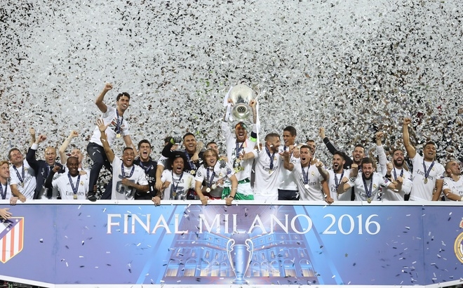 Zidane được tung hô, Ronaldo tạo dáng mừng chiếc Cup thứ ba - ảnh thể thao