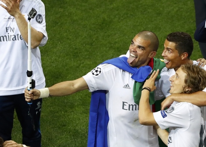 Zidane được tung hô, Ronaldo tạo dáng mừng chiếc Cup thứ ba - ảnh thể thao
