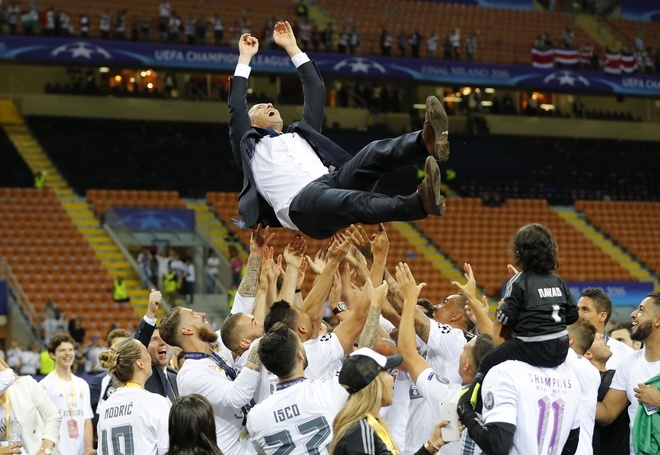 Zidane được tung hô, Ronaldo tạo dáng mừng chiếc Cup thứ ba - ảnh thể thao
