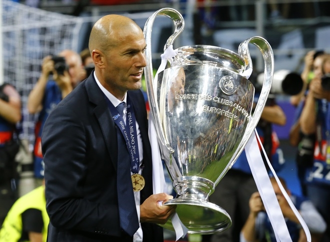 Zidane được tung hô, Ronaldo tạo dáng mừng chiếc Cup thứ ba - ảnh thể thao