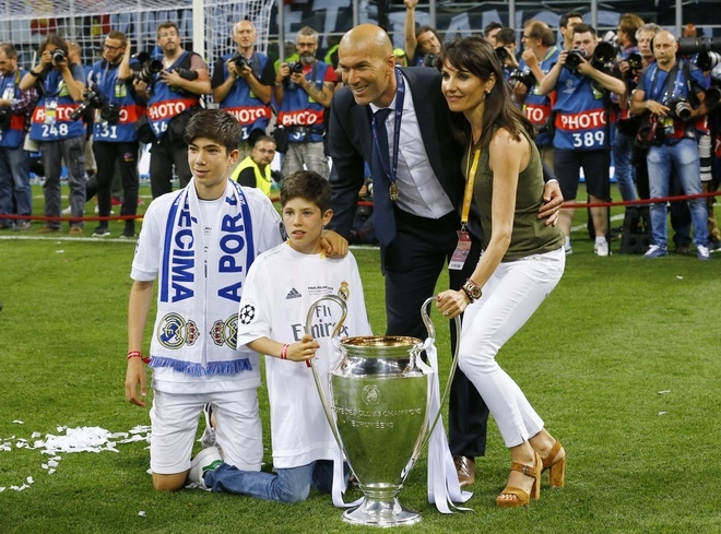 Zidane được tung hô, Ronaldo tạo dáng mừng chiếc Cup thứ ba - ảnh thể thao