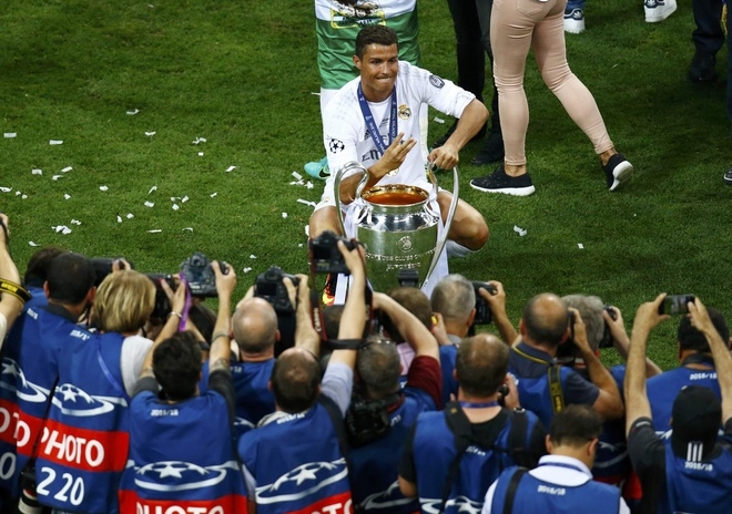 Zidane được tung hô, Ronaldo tạo dáng mừng chiếc Cup thứ ba - ảnh thể thao