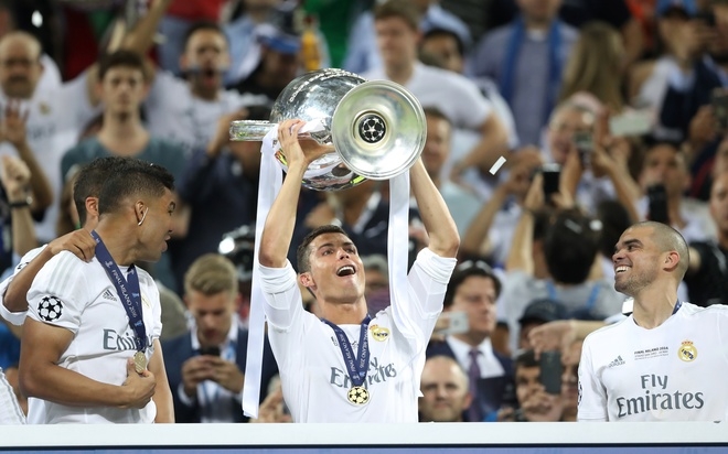 Zidane được tung hô, Ronaldo tạo dáng mừng chiếc Cup thứ ba - ảnh thể thao