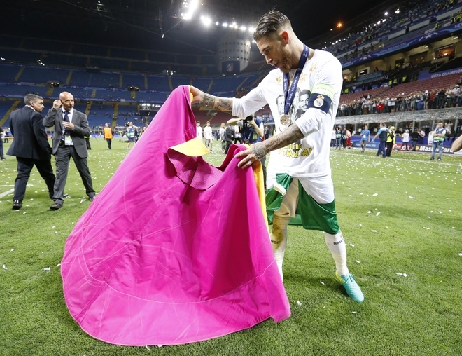 Zidane được tung hô, Ronaldo tạo dáng mừng chiếc Cup thứ ba - ảnh thể thao