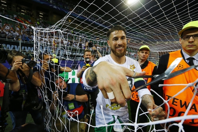 Zidane được tung hô, Ronaldo tạo dáng mừng chiếc Cup thứ ba - ảnh thể thao