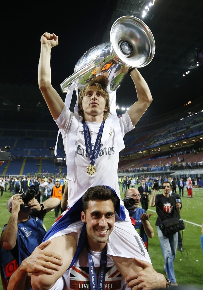 Zidane được tung hô, Ronaldo tạo dáng mừng chiếc Cup thứ ba - ảnh thể thao