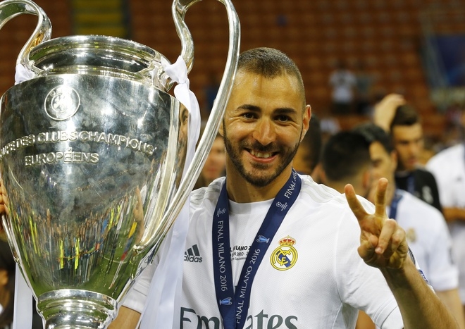 Zidane được tung hô, Ronaldo tạo dáng mừng chiếc Cup thứ ba - ảnh thể thao