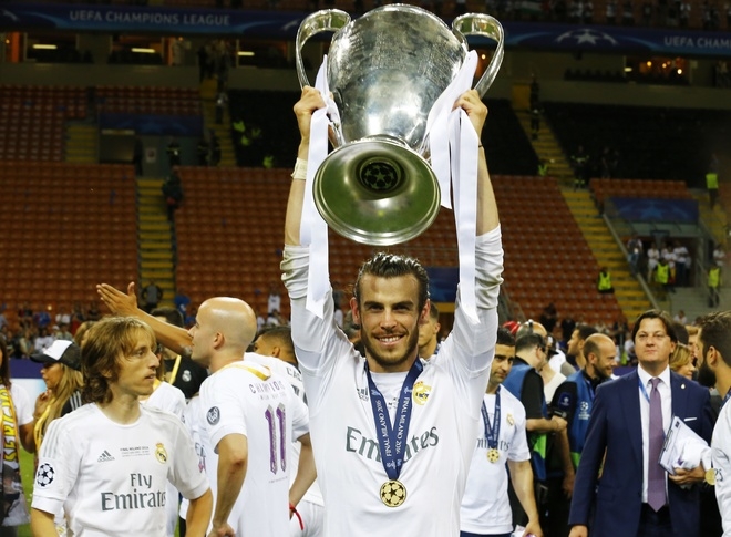 Zidane được tung hô, Ronaldo tạo dáng mừng chiếc Cup thứ ba - ảnh thể thao