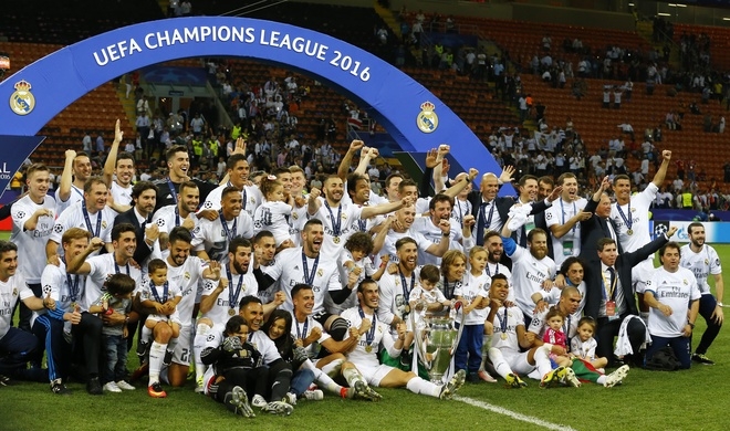 Zidane được tung hô, Ronaldo tạo dáng mừng chiếc Cup thứ ba - ảnh thể thao