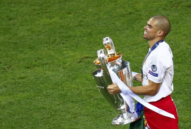 Zidane được tung hô, Ronaldo tạo dáng mừng chiếc Cup thứ ba - ảnh thể thao