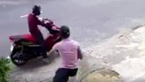 Clip cướp táo tợn giữa Đà Nẵng làm dân mạng lo lắng - ảnh 2