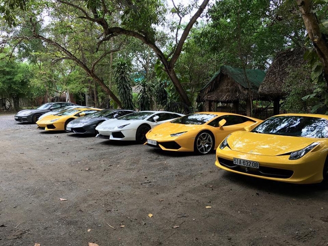  Trong dàn siêu xe này có sự xuất hiện của bộ tứ Lamborghini, trong đó, có sự góp mặt của bộ đôi Aventador LP700-4 và Huracan LP610-4, chiếc còn lại là Ferrari 458 Italia Coupe. Dễ dàng nhận ra cả hai chiếc siêu xe Lamborghini Aventador LP700-4 trong bộ áo trắng và vàng có cách gắn biển khá độc đáo. 