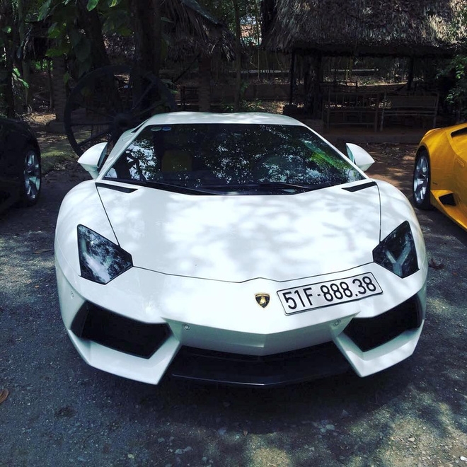  Chiếc Aventador chính hãng duy nhất tại Việt Nam mang ngoại thất trắng gắn biển kiểm soát sát mé nắp capô, phong cách này thường thấy trên những siêu xe của các đại gia Dubai. Lamborghini Aventador LP700-4 sử dụng động cơ V12, dung tích 6,5 lít, sản sinh công suất tối đa 700 mã lực và mô-men xoắn cực đại 690 Nm. Siêu xe này có thể tăng tốc từ 0-100 km/h trong 2,9 giây trước khi đạt vận tốc tối đa 349 km/h. 