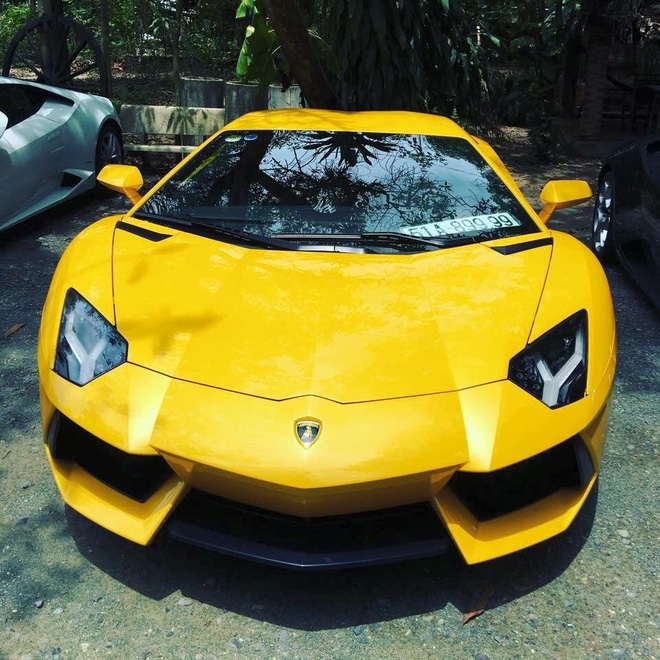 Còn với chiếc Aventador màu vàng thì cách đặt biển số lại khá độc đáo khi để phía sau kính xe. Chưa rõ đây là cách tạo dấu ấn của chủ nhân siêu xe Aventador màu vàng so với người bạn trong đoàn hay chỉ là cách để tạm thời do trong quá trình lăn bánh trên phố có thể phần gắn biển số bị gãy. Tại thị trường Việt Nam, Aventador có giá bán 23 tỷ Đồng. 