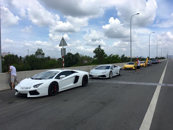 Ngoài ra, trong đoàn còn xuất hiện chiếc Ferrari 458 Italia màu vàng từng rất nổi tiếng khi thuộc sở hữu của bà chủ quán cà phê siêu xe tại Quận 7, sau 2 năm sử dụng siêu ngựa được bà chủ sang tay cho một tay chơi xe tại Quận 2 để dành chỗ cho siêu xe khác là Ferrari 488 GTB màu đỏ xuất hiện trong garage.