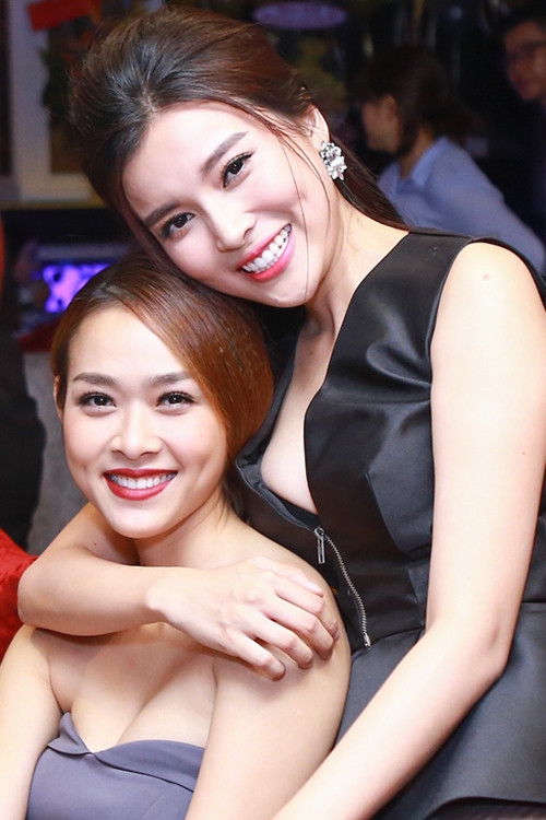 Diệp Bảo Ngọc đọ vẻ sexy cùng 'Người đẹp xứ Dừa'
